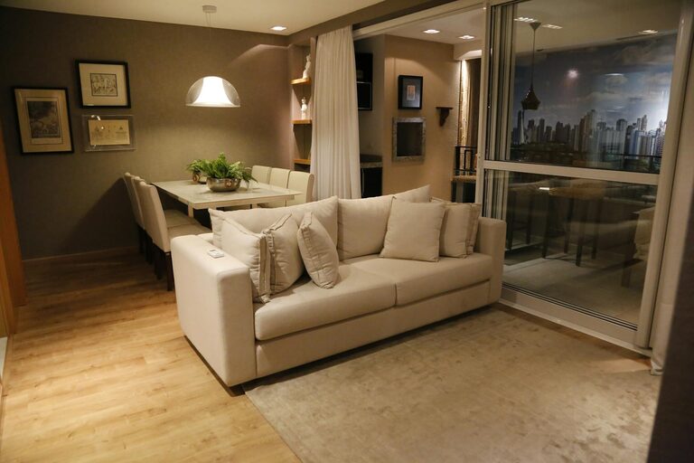 How to Create a Cosy and Inviting Living Room on a Budget